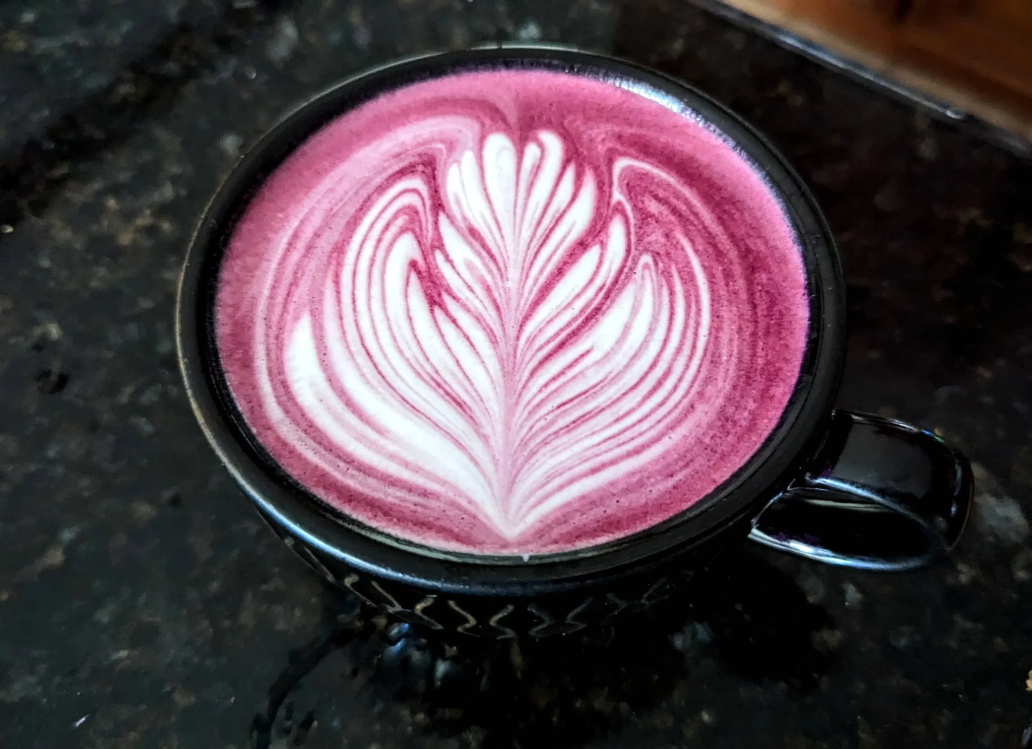 Ube latte violet préparé avec la poudre d'igname violette PureUbe